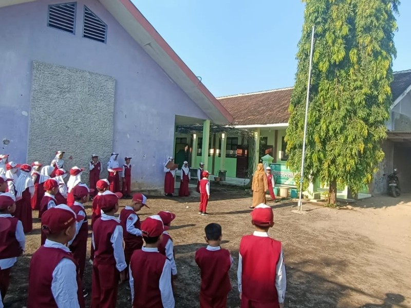 UPACARA BENDERA SETIAP HARI SENIN