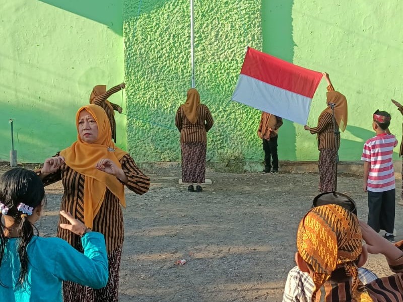 Upacara Bendera Memperingati Hari Kartini